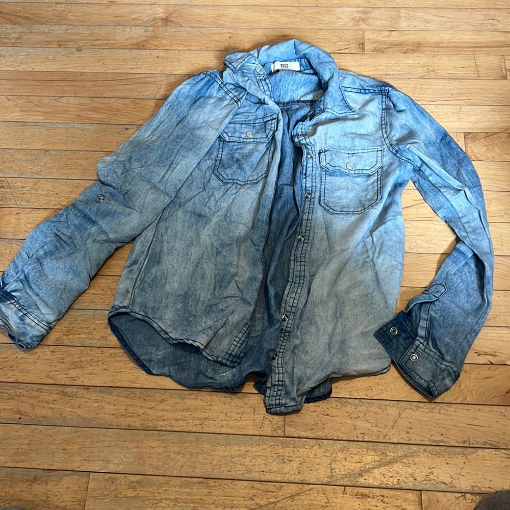 Issi button up